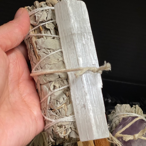 NWT 4-Pack Smudge Stick & Crystal Gift Box - Picture 2 of 5